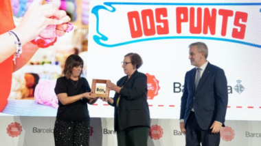 Lliurament del premi Comerç a Alba Zarco, Dos Punts, per part de Raquel Gil (tinenta d’alcaldia de Promoció Econòmica, Comerç, Mercats i Treball) i l&#039;alcalde Jaume Collboni.