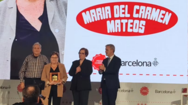Lliurament del premi Comerç a Maria Carmen Mateos Arrebola, per part de Raquel Gil (tinenta d’alcaldia de Promoció Econòmica, Comerç, Mercats i Treball) i l&#039;alcalde Jaume Collboni.