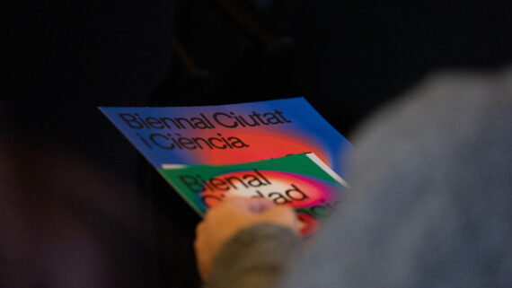 Tríptic de la Biennal Ciutat i Ciència 2025. Autor: Martí Petit.