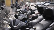 Motos aparcades a un carrer de Barcelona