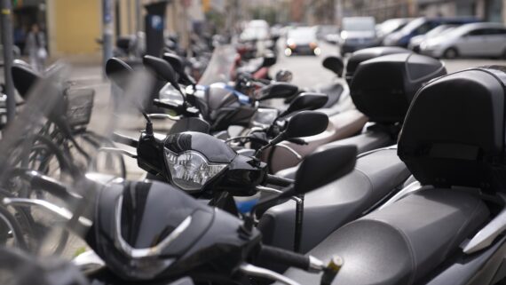 Motos aparcades a un carrer de Barcelona