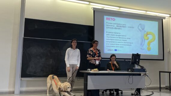 Tres mujeres presentando