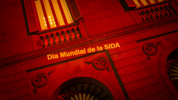 Dia Mundial Sida 2025. Il·luminació façana Ajuntament