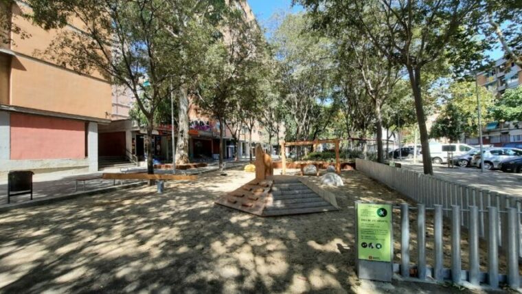 Zona de jocs infantils al carrer d’Alfons el Magnànim