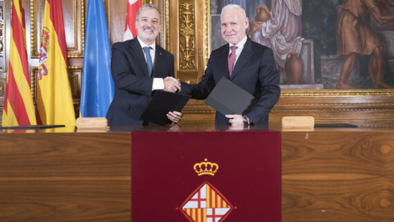 L’alcalde de Barcelona, Jaume Collboni, i l’alcalde de Khàrkiv, Ihor Terekhov, signen l'acord de cooperació entre ambdues ciutats. Autor: Ceci Fimia