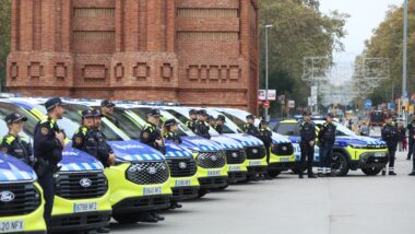 Imatge de diverses furgonetes noves de la Guàrdia Urbana, en la presentació a l&#039;Arc de Triomf. Autor: Òscar Giralt.