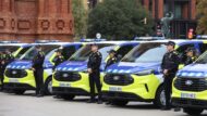Imatge de diverses furgonetes noves de la Guàrdia Urbana, en la presentació a l'Arc de Triomf. Autor: Òscar Giralt.