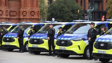 Imatge de diverses furgonetes noves de la Guàrdia Urbana, en la presentació a l&#039;Arc de Triomf. Autor: Òscar Giralt.