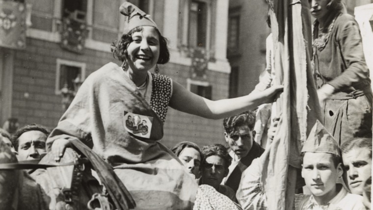 Miilicians a la plaça Sant Jaume l'any 1931, fotografia de Pau Torrents Roig i Josep Maria Lluís i Sagarra Plana. Arxiu Fotogràfic de Barcelona