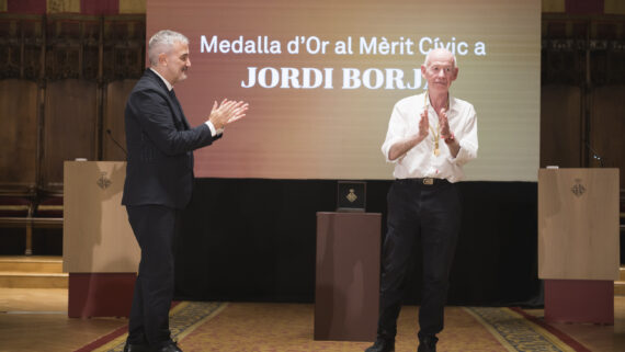 L'alcalde de Barcelona, Jaume Collboni, entrega la Medalla d'Or al Mèrit Cívic de Jordi Borja