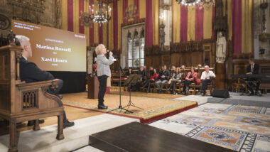 La cantant Marina Rosell canta al Saló de Cent durant l&#039;acte d&#039;entrega de la Medalla d&#039;Or al Mèrit Cívic a Jordi Borja