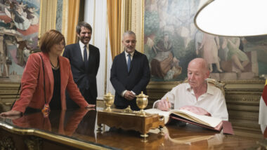 Jordi Borja signa al Llibre d&#039;Honor de l&#039;Ajuntament de Barcelona