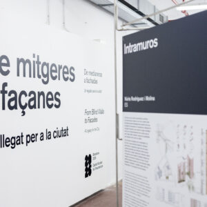 Panell de l'exposició "De mitgeres a façanes", a l'antiga seu de l'Editorial Gustavo Gili. Autor: Óscar Mata.