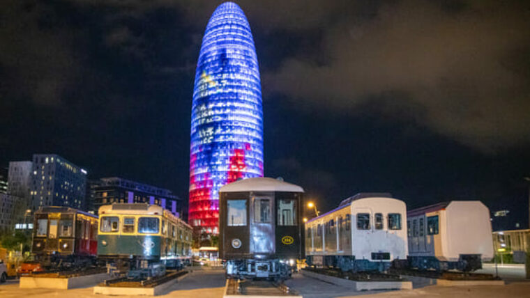 Vista nocturna de l'exposició de trens centenaris del Metro de Barcelona