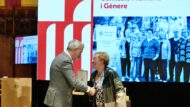 L'alcalde de Barcelona, Jaume Collboni, entrega la Medalla d'Honor de Barcelona a la Comissió Memòria i Gènere de Sant Martí