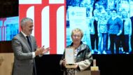 L'alcalde de Barcelona, Jaume Collboni, entrega la Medalla d'Honor de Barcelona a la Comissió Memòria i Gènere de Sant Martí