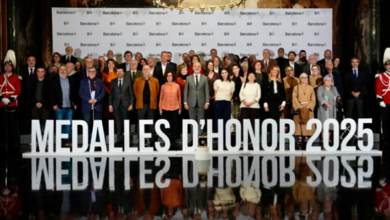 Foto de todas las personas y entidades galardonadas con las Medallas de Honor de Barcelona 2025