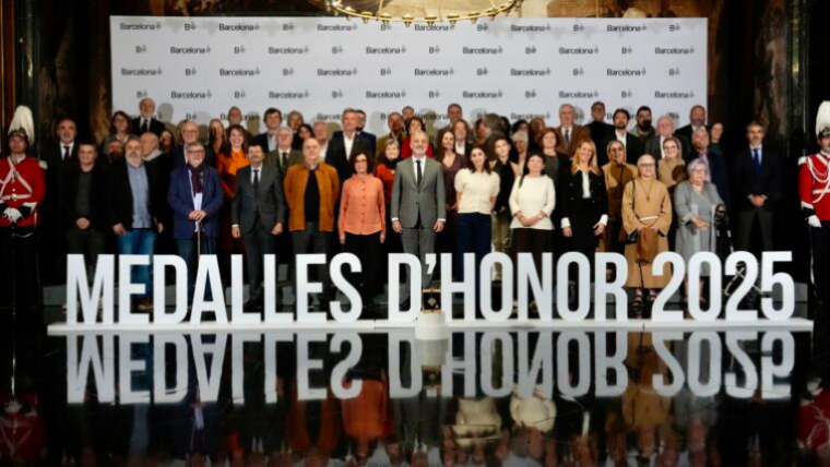 Foto de totes les persones i entitats guardonades amb les Medalles d'Honor de Barcelona 2025