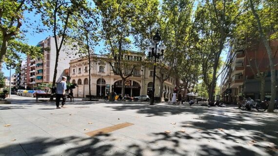 Perspectiva d'una de les plaques del Passeig de la Memòria, a la rodona del Casino