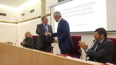 L’alcalde de Barcelona, Jaume Collboni, i el fiscal superior de Catalunya, Francisco Bañeres, es donen la mà després de signar el conveni que habilita la Guàrdia Urbana a tenir una unitat adscrita a la Fiscalia