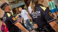 Una parella d'agents de la Guàrdia Urbana patrulla pels carrers de la ciutat