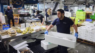 Una persona treballant en el torn de nit de Mercabarna