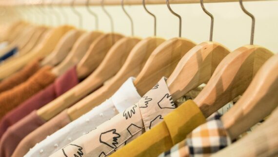 Camises en penjadors. Autora: Clara Soler