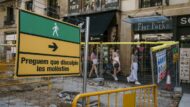 Senyalització d'obres a les tanques d'obres de la Rambla