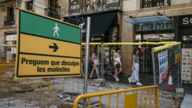 Senyalització d&#039;obres a les tanques d&#039;obres de la Rambla