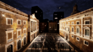 Simfonia d'estels a la plaça de sant Jaume una instal·lació de llum del Xavi Bové Estudio per al Nadal 2025
