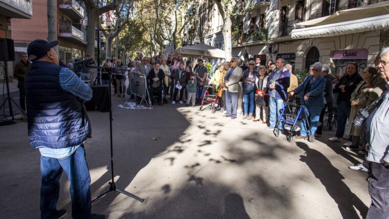 Moment de l'acte de descoberta de la placa de Josep Maria Alòs, al Passeig de la Memòria de la rambla del Poblenou