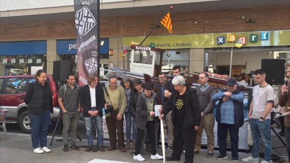 Moment de l'acte de descoberta de la placa de Josep Maria Alòs, al Passeig de la Memòria de la rambla del Poblenou