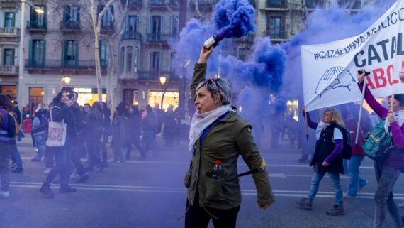 Feminista llançant fum a la manifestació