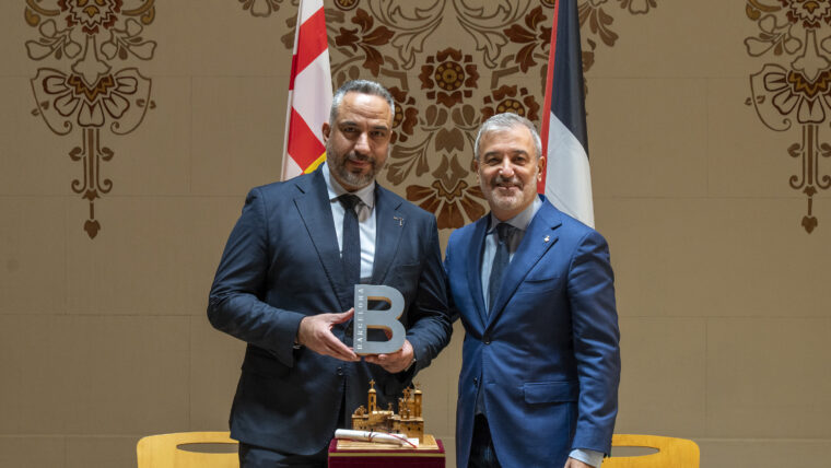 L'alcalde de Barcelona, Jaume Collboni, i l'alcalde de Betlem, Maher Nicola Canawati, durant l'acte de signatura del Memoràndum d’Entesa