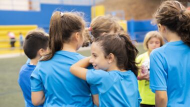 Grup de nenes que formen part d&#039;un equip de futbol. Foto: Martí Petit