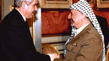 L&#039;alcalde Pasqual Maragall amb Yasir Arafat, líder palestí i premi Nobel de la Pau, a la Cimera Euromediterrània celebrada a Barcelona l&#039;any 1995