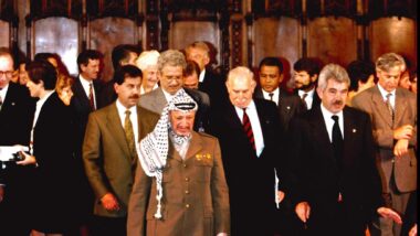Assistents a la Cimera Euromediterrània celebrada a Barcelona l&#039;any 1995, amb l&#039;alcalde Pasqual Maragall i el líder palestí Yasir Arafat en primer pla