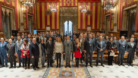 Fotografia de grup dels assistents a la Conferència de Ciutats Mediterrànies Barcelona +30