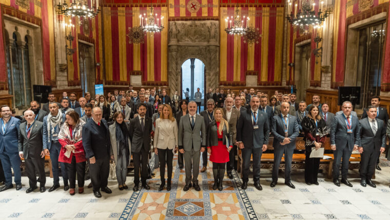 Fotografia de grup dels assistents a la Conferència de Ciutats Mediterrànies Barcelona +30