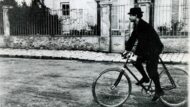 Alfred Jarry sobre una bicicleta. Clément Luxe 96. c. 1896. Col·lecció particular. Museu Picasso de Barcelona