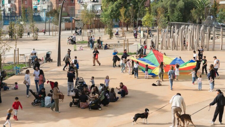 Persones a la plaça i gent jugant