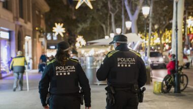 Una parella d&#039;agents de la Guàrdia Urbana patrulla durant el Nadal