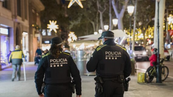 Una parella d'agents de la Guàrdia Urbana patrulla durant el Nadal