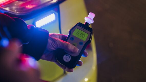 Un alcoholímetre marca 0,0 miligrams alcohol en aire respirat