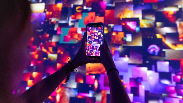 Visor d’un telèfon mòbil fent una fotografia a una part de l’exposició ‘Digital Impact’ duta a terme al museu Disseny Hub de Barcelona. Autor: Edu Bayer.