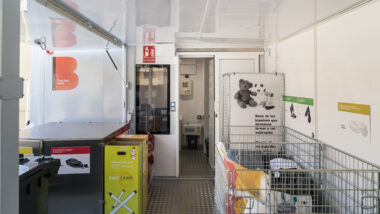 Interior de les instal·lacions amb diferents tipus de contenidors per a diferents tipus de residus. Autor: Sebastià Rambla.