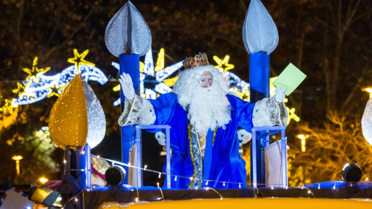 El Rei Melcior a la Cavalcada de Reis del Clot i el Camp de l'Arpa del Clot