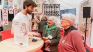 Dues dones parlen amb un home a l’estand de l’Ajuntament de Barcelona dedicat a l’edatisme, al 26è Saló Fira Gran. Autora: Elena Pastor