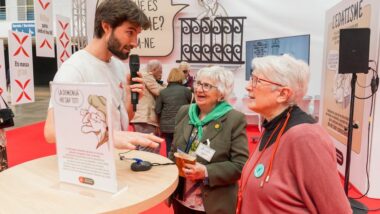 Dues dones parlen amb un home a l’estand de l’Ajuntament de Barcelona dedicat a l’edatisme, al 26è Saló Fira Gran. Autora: Elena Pastor