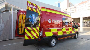 Cos de Bombers rep la 1ª Ambulància de Suport Vital Avançat 100% elèctrica